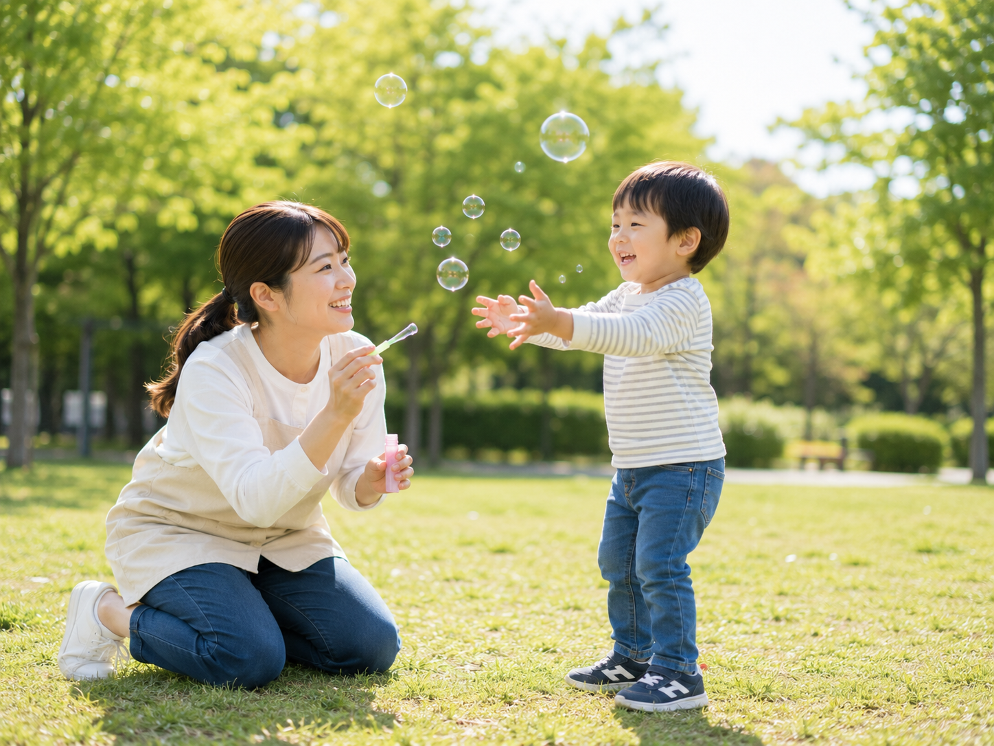 土日祝日の勤務の様子:保育士資格保有スタッフが安全に子どもをお預かりしている様子